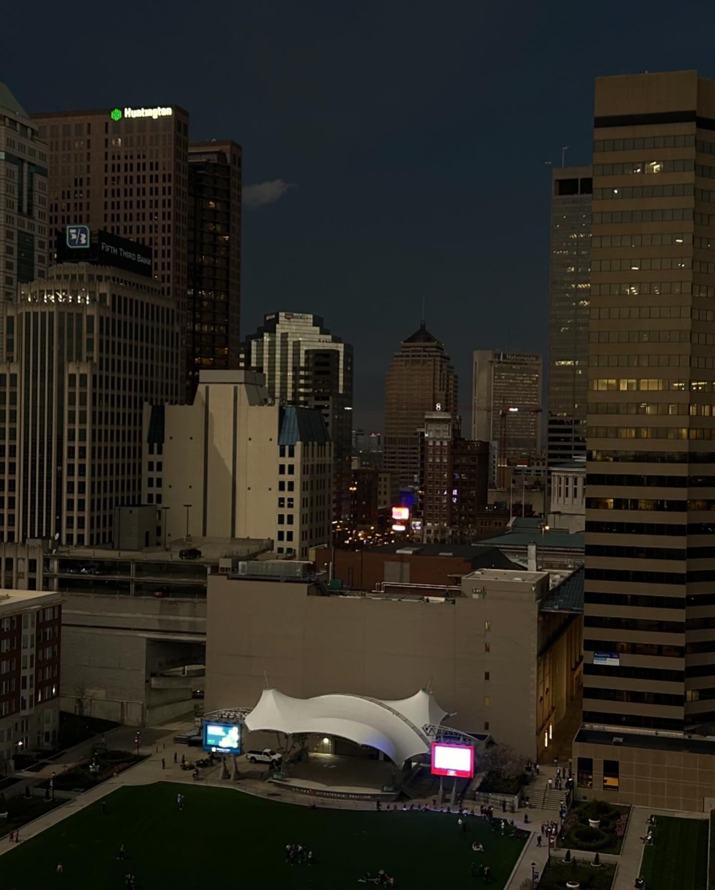 During and after the eclipse view from 80 on the commons! 🌗🌘

Thank you to all of our residents who decides to join the unplanned watch party! Each and every one of you are appreciated. ❤️🥰

#solareclipse #80onthecommons #downtownliving #rooftop #