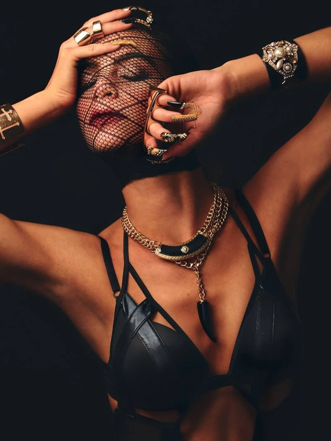 Darkly Spotlight 🎯#darkly

Photographer: Michael Wessel Photography
Stylist: Yuli Xenexai
Makeup: Carolyn Murphy
Nail: Tang Thao
Model: Hannah Rose Peltier
Assistant: Bruce Leroy

#DarklyArtMag #DarkBeauty #DarkBeautyMag #DarkGlamour