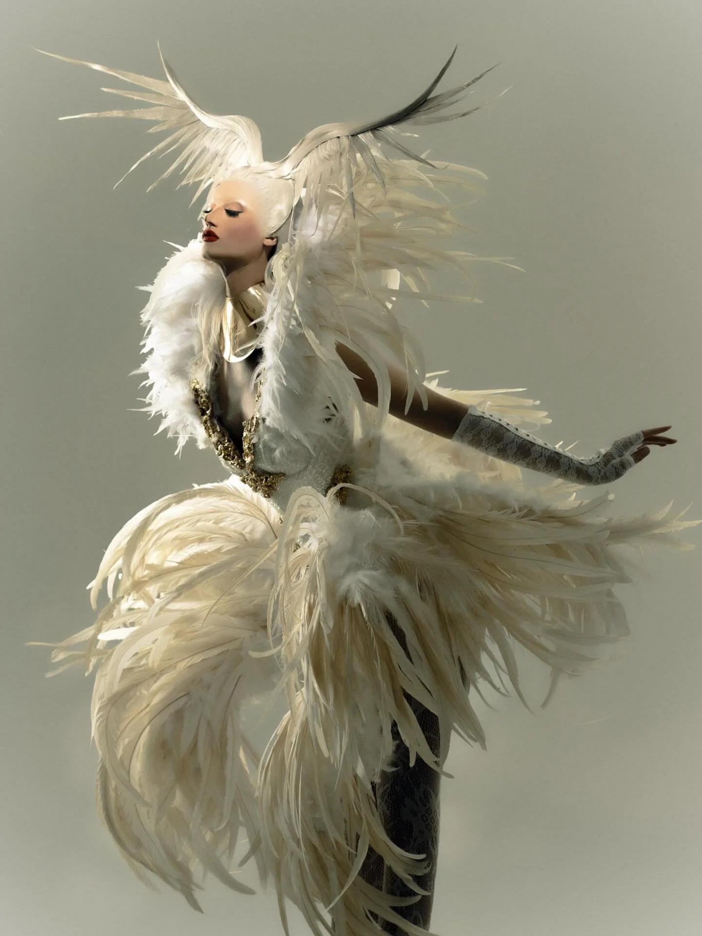 Darkly Curation 🎯#darkly

#avantgarde from @rafaelpulidophoto

@andonniyunoem 🤍
wearing //. @daniel_mindiola 
Photo @rafaelpulidophoto
Asistente // @wonkawinehouse

#darklyartmag #avantgardefashion #fantasyartist