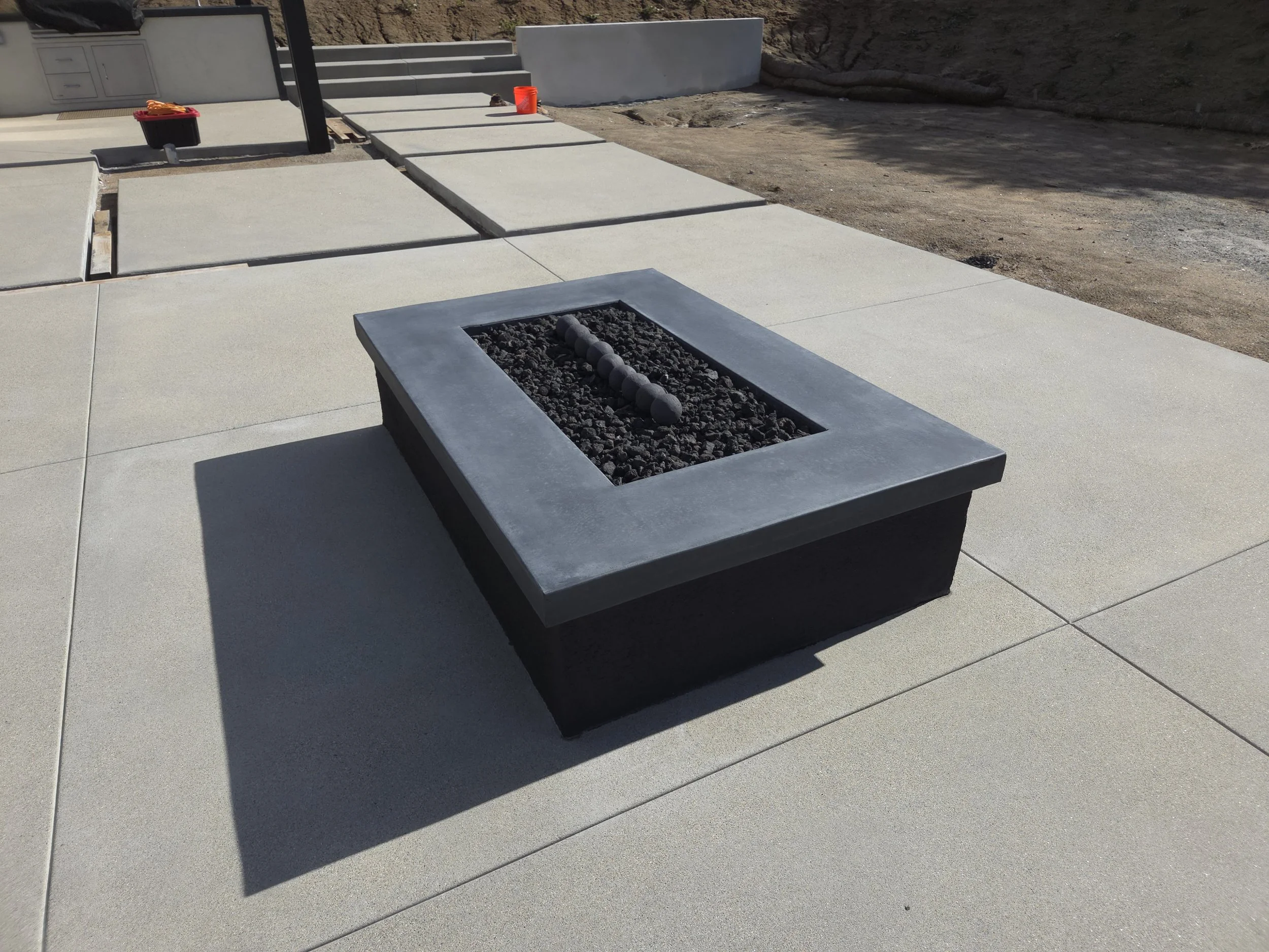 BlackFirePit-CastilloHardscape.
