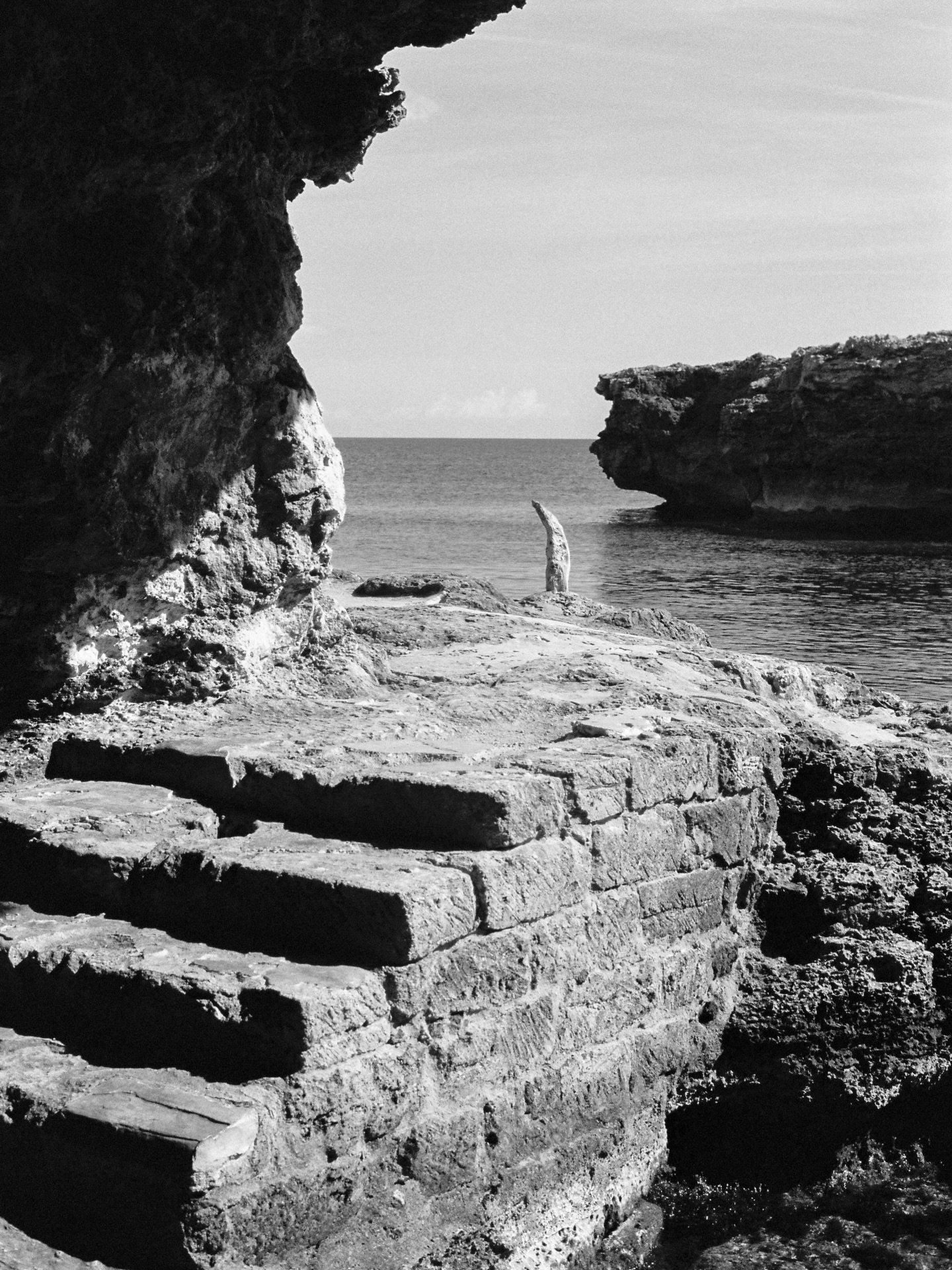 A quiet cove, sun-worn stone, the soft pull of the tide.
Inspired by the restorative beauty of coastal sanctuaries, we bring that same feeling of grounded renewal into every session.