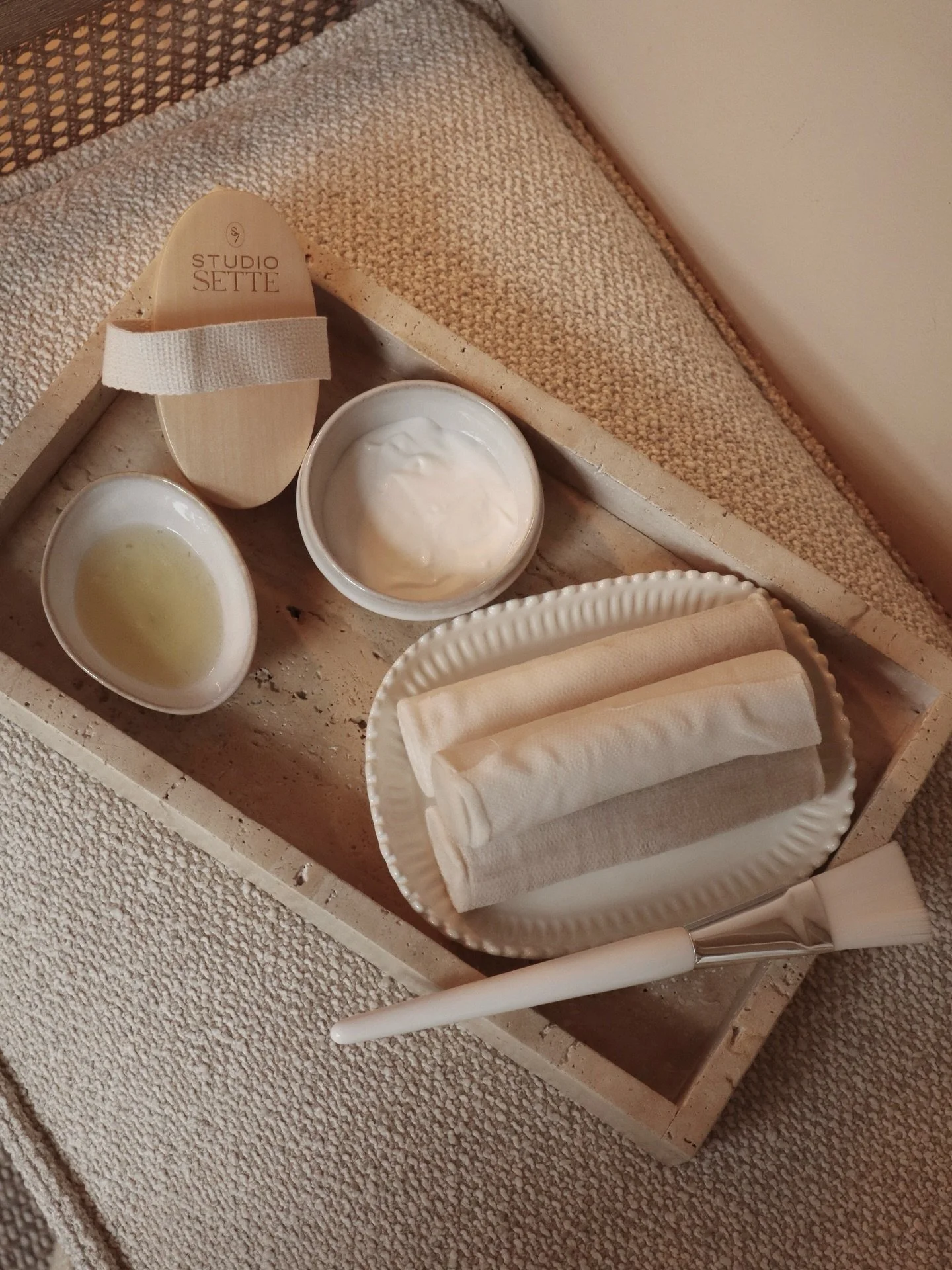 The winter months are our favourite time to sink into this warming detox ritual.
Reshape offers layered care, where vibration, compression, warmth, and touch come together to support lymphatic flow and encourage the body&rsquo;s natural rhythms of re