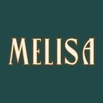 Texto que dice 'Melisa' en letras grandes y doradas sobre un fondo oscuro
