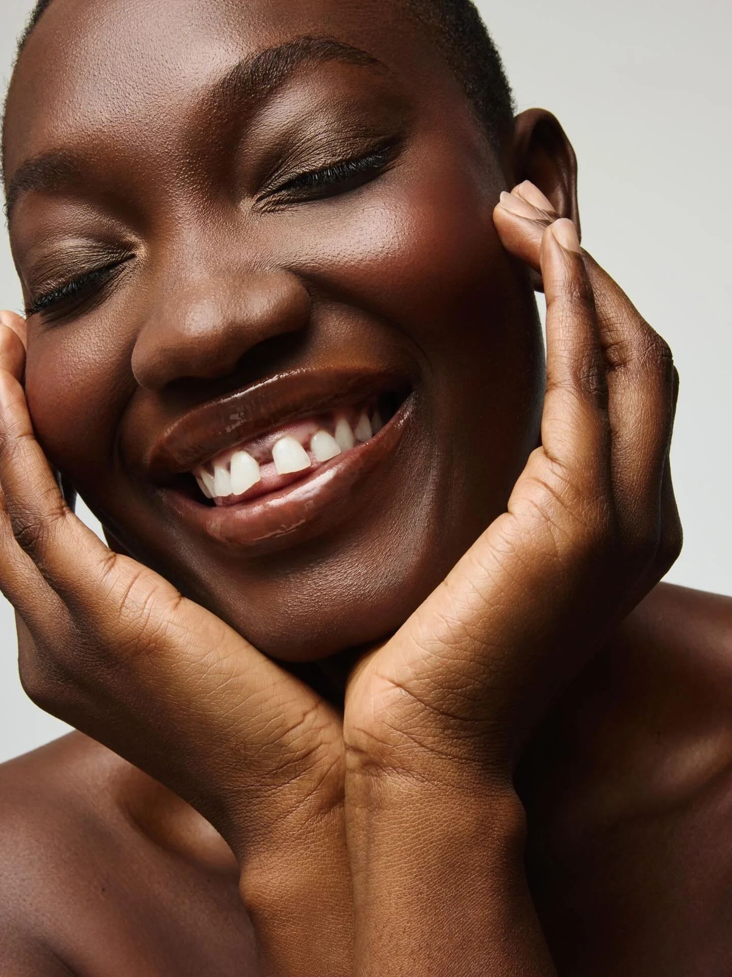 nothing but smiles and clean beauty with @fallarame 
@natalie.rosebeauty @sundaystudioss @teel_medellin