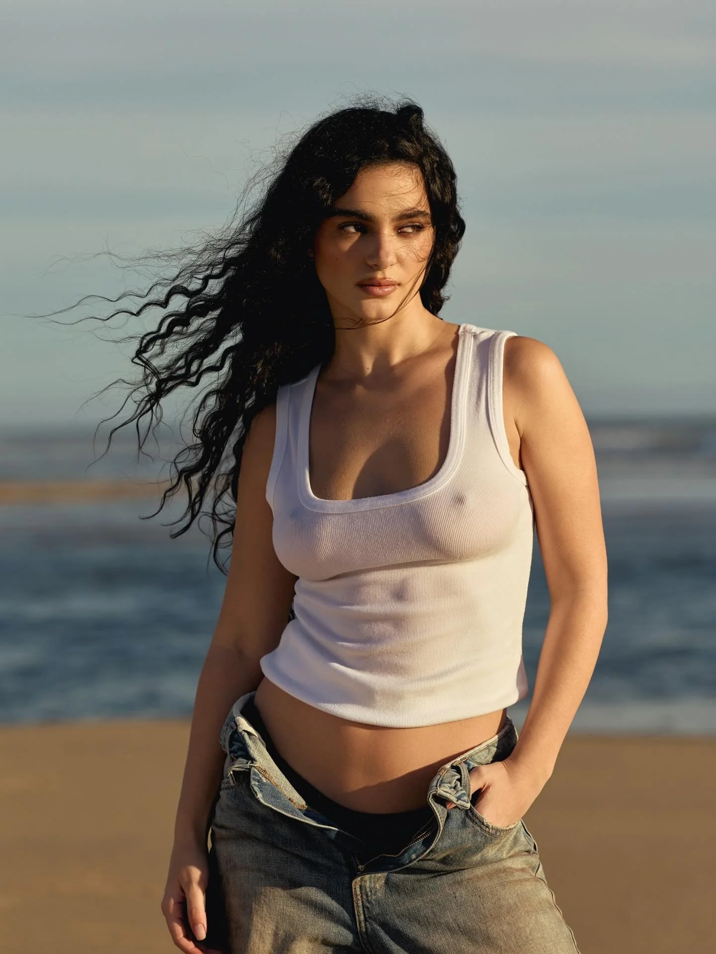 Olga at the beach ☀️
@statemgmtla @laurensimpsonmakeup @teel_medellin