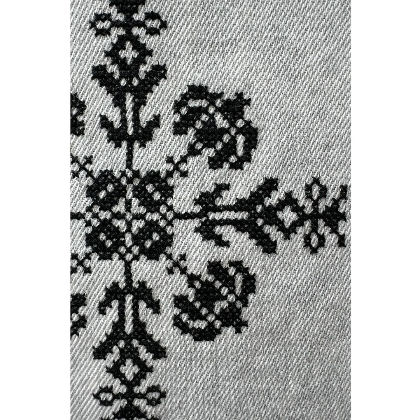 Pixel stories on denim 👾

#embroidery #design #swatch #crossstitch #details #luxury #denim #threadwork #embroiderydesigner #designdevelopment #textiledesign #handembroidery #fashion #couture #luxurywear #pixel #embroideryart #handcraft #interior #ar