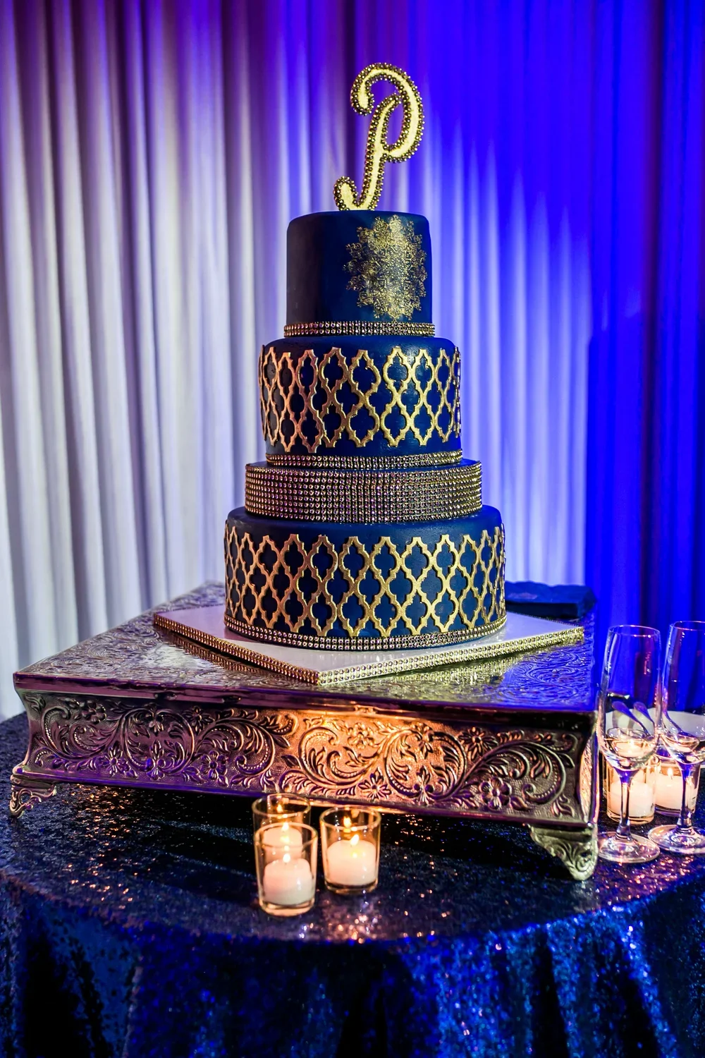 blue+and+gold+wedding+cake.webp