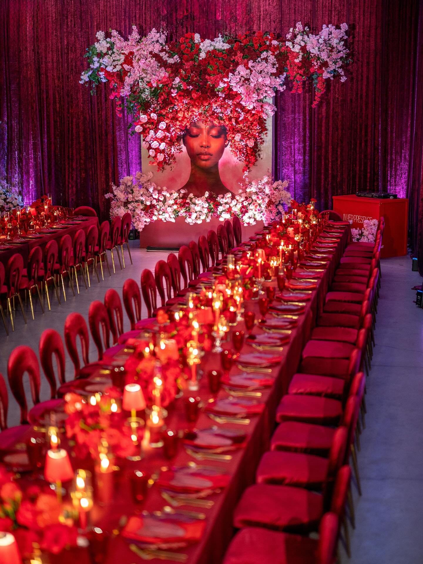 In Her Presence ✨

An evening designed to honor femininity, friendship, and the beauty of gathering.

Deep reds, roses in every shade, candlelight, and a love letter to the partners who brought it to life.

Official photos: 📸 @inijephotography @anto