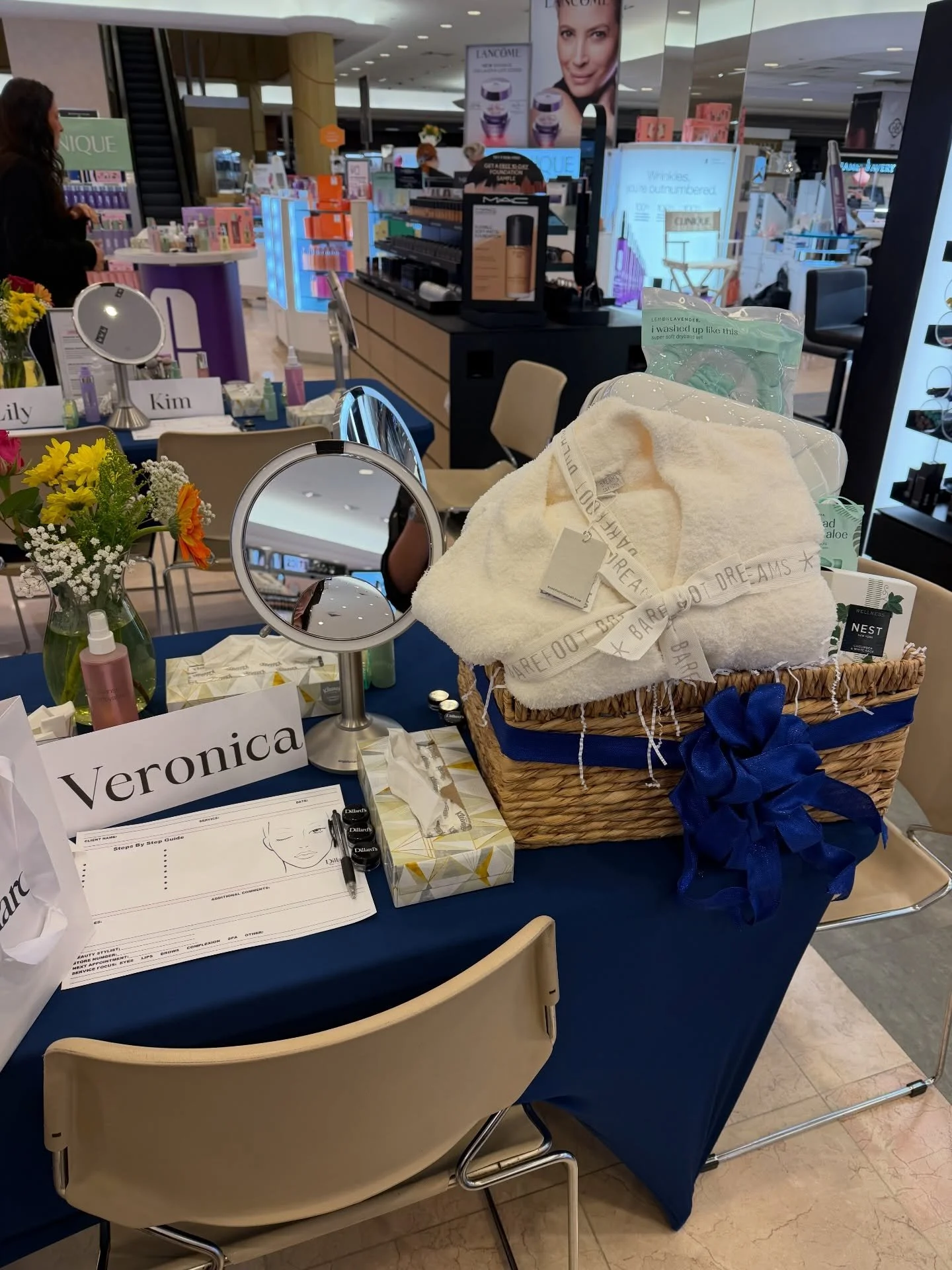 I 🤍 Dillard&rsquo;s. Always have. 
Many of my favorite memories, as a young girl, are in a Dillard&rsquo;s store.  My mom and Gran taught me all about skincare, quality fabrics, and how to make stylish decisions when spending my gift cards. 

This m