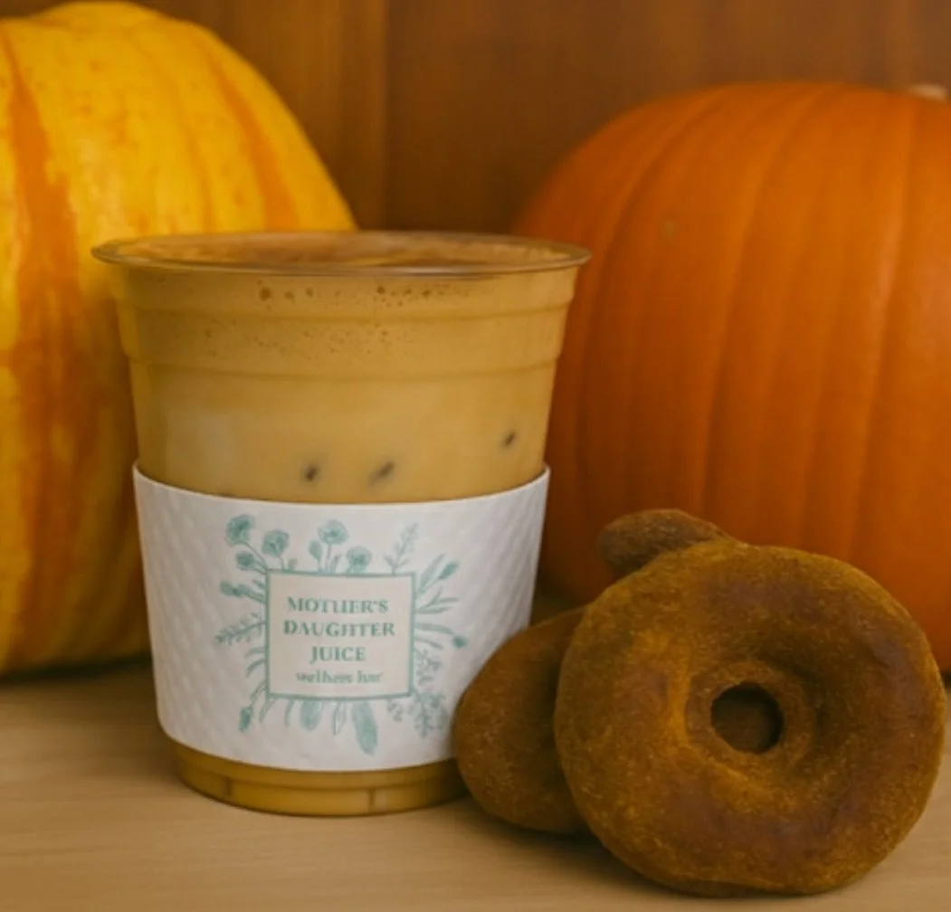 &bull;𝗣𝗨𝗠𝗣𝗞𝗜𝗡 𝗗𝗢𝗡𝗨𝗧𝗦&bull; 
turmeric maple coconut sugar
*𝙢𝙖𝙙𝙚 𝙬𝙞𝙩𝙝 𝙡𝙤𝙘𝙖𝙡 𝙥𝙪𝙢𝙥𝙠𝙞𝙣𝙨 𝙛𝙧𝙤𝙢 @g.norwoodgardencenter 

#juicebar #pumpkindonuts #glutenfree #refinedsugarfree #seedoilfree #brocktonma #eastonma #antiinfl