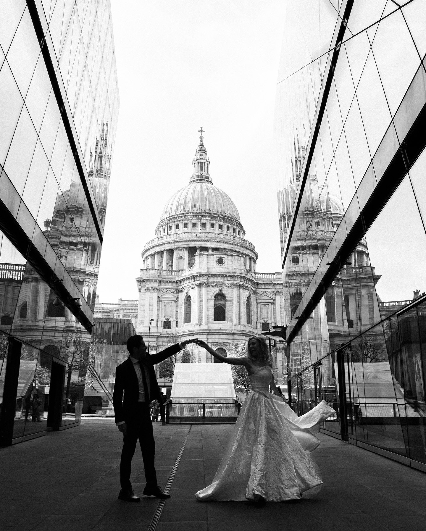 Elope with me around St. Paul&rsquo;s Cathedral. Right in the heart of London 🤍

Photography: @bysannephotography
Couple: Izzy &amp; Daniel&nbsp;@izzy.s.model
Weddingplanner: &nbsp;@letoileweddings
MUAH: &nbsp;@blushbymegan
Dress: &nbsp;@phoebecrosb