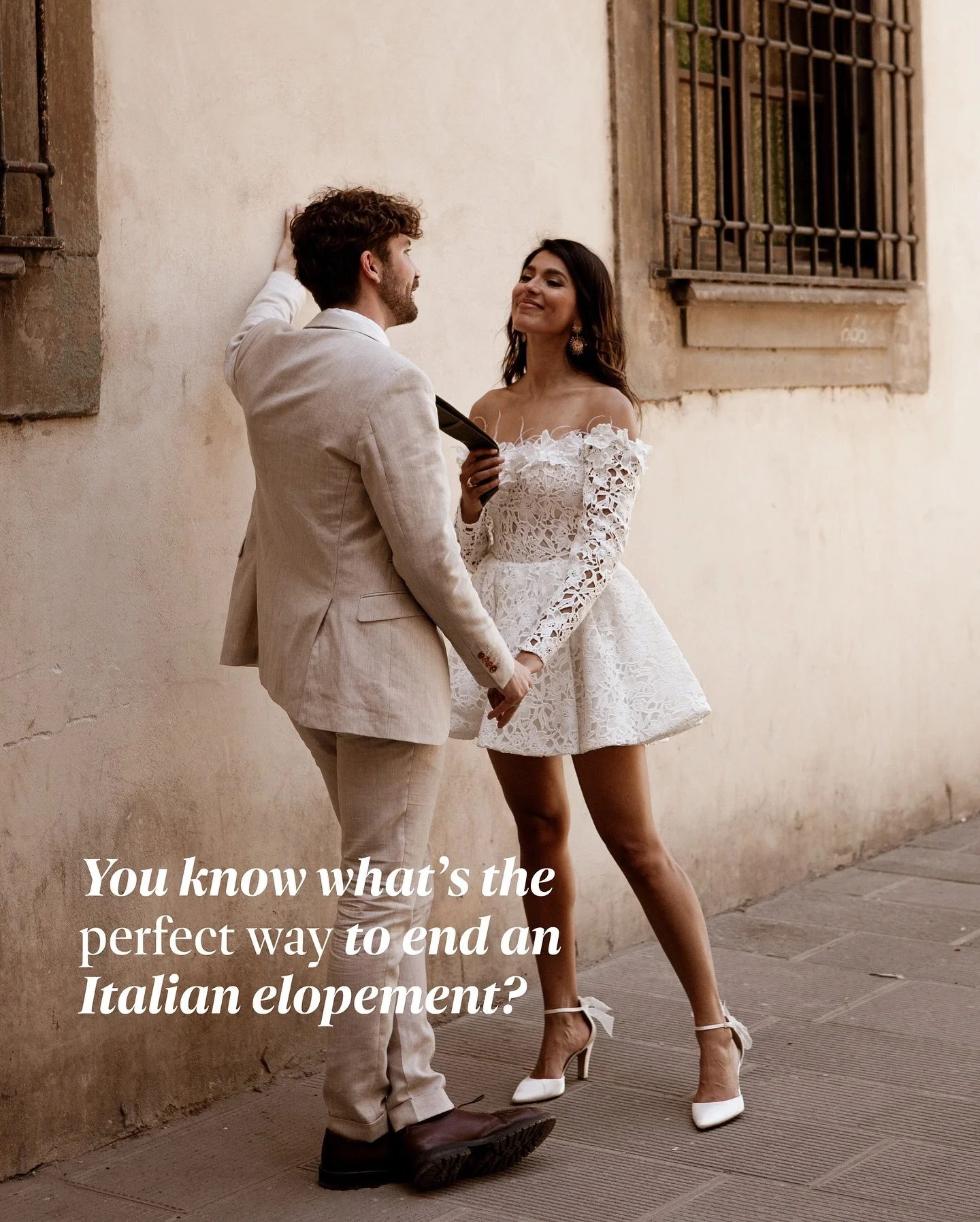 Ze sloten hun Elopement in Itali&euml; af zoals het hoort: met een pizza to share 🍕❤️🇮🇹

Fotografie: @bysannephotography 
Organisatie: @yourforeverstories
Weddingplanner: @trouwenmetina.weddingplanner
MUAH: @silvia.weddingmakeupitaly
Bruidsjurk: @
