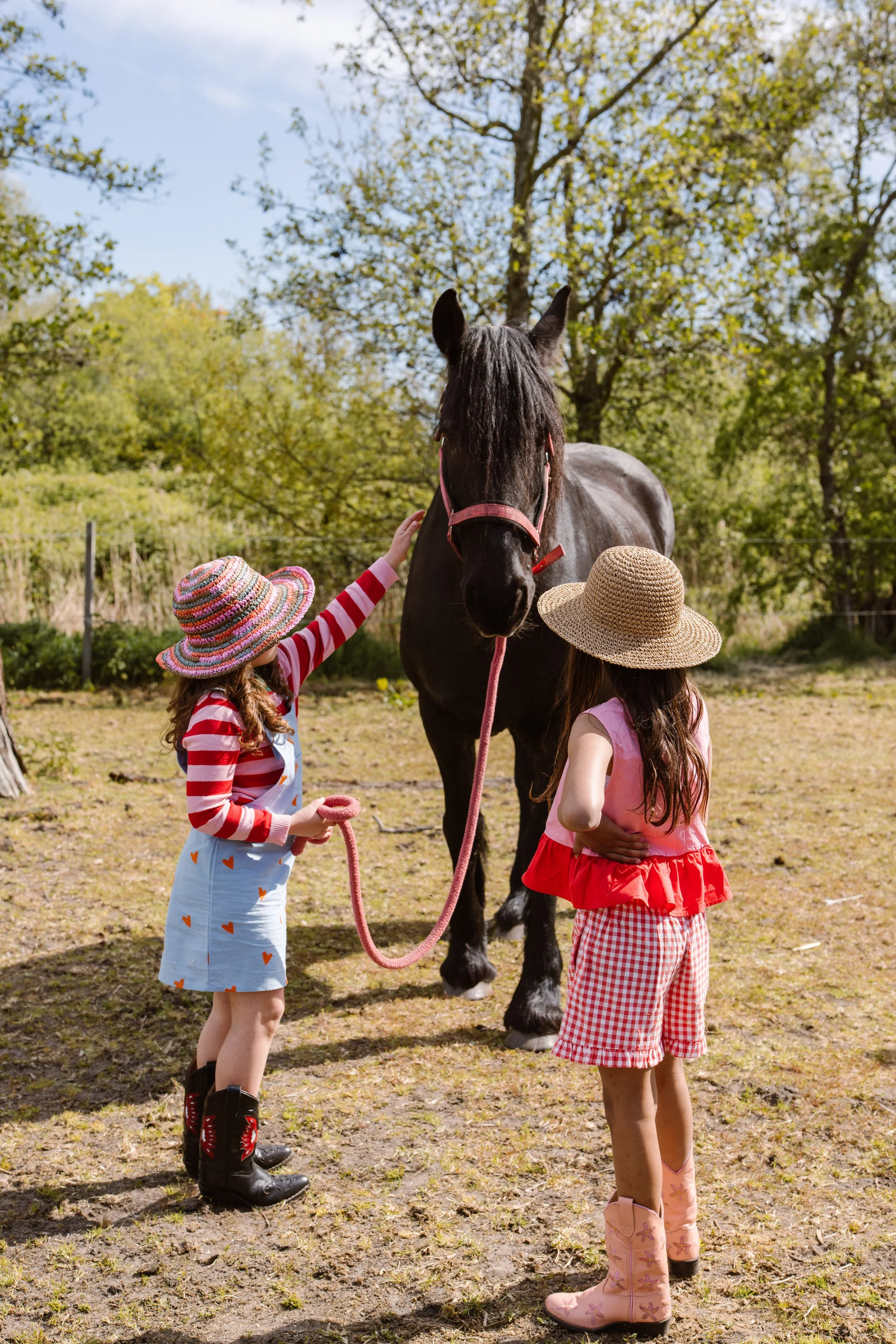 Two young girls walking with a horse at the farm. fashion shoot, lifestyle shoot, brandshoot, lieneloe fashion haarlem