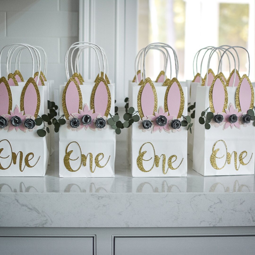 With Easter 🐣 arriving soon I&rsquo;m going to share some throwback pictures of some of the decorations and ideas I&rsquo;ve created ☺️💫
.
.
#somebunnylovesyou #somebunnyisone #easterdecor #kidseasterideas #bunnyears #sugarpartiesla #diygiftsandcra