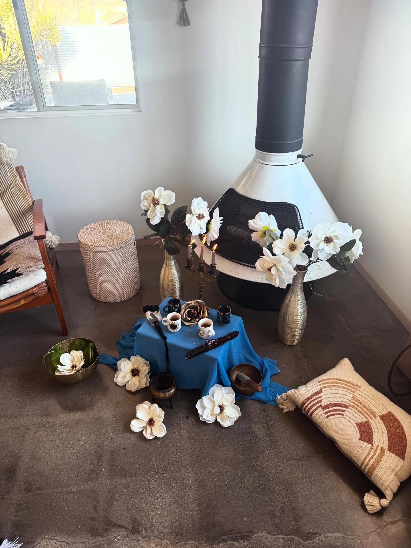 A small gathering of women supporting a sister moving through the alchemical fires of a break-up.
Love, surrender, strength, softness.
So many gifts offered up in the energy of holding each other up, as we walk in remembrance of who we truly are. ๐โพ