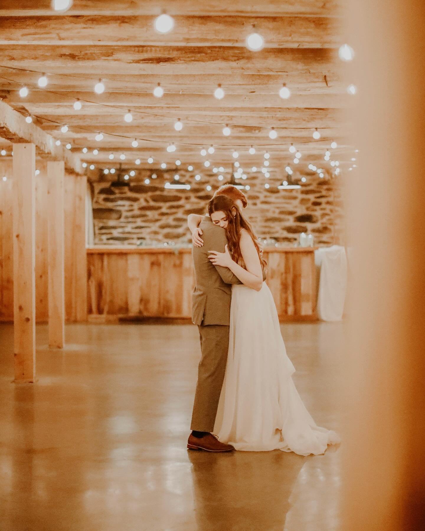 Scenes from Kaylee and Jared&rsquo;s private last dance 🥰 I love how @bellflowerdesignco makes it look like she&rsquo;s just peeking into their dance, so we can get a glimpse of those sweet moments they&rsquo;re sharing after a beautiful wedding day
