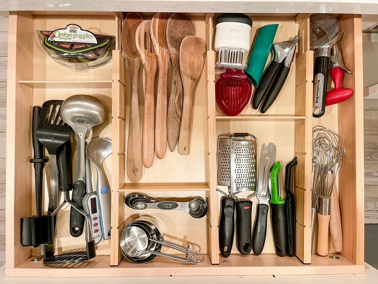 After x Before pics of this kitchen drawer 😮&zwj;💨🤌🏻

#professionalorganizer #professionalorganizerSD #sandiego #drawerorganizationgoals #proorganizer #organizingideas #homeorganizer #sdrealestate #sandiegorealestate #smallbusinessowner #kitcheno