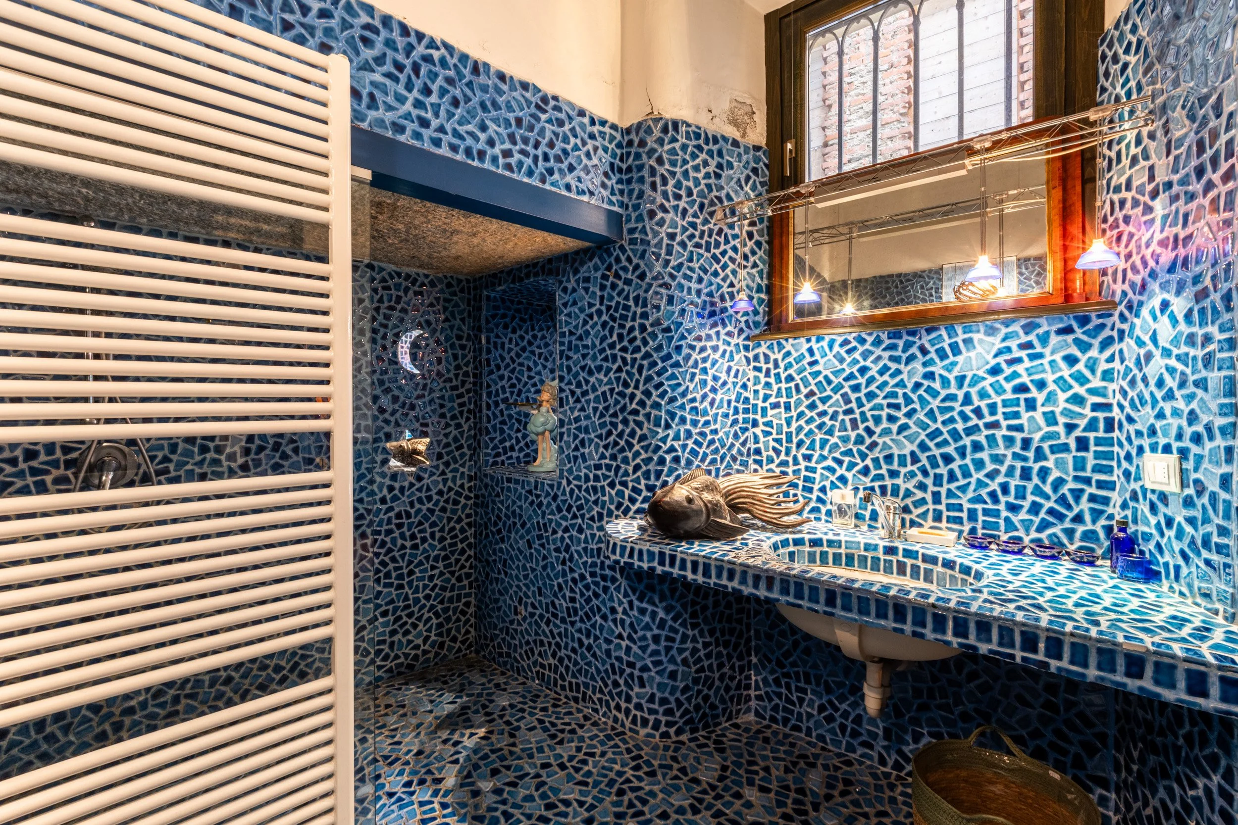 fotografia-interni-bagno-mosaico-blu-cuvio.jpg