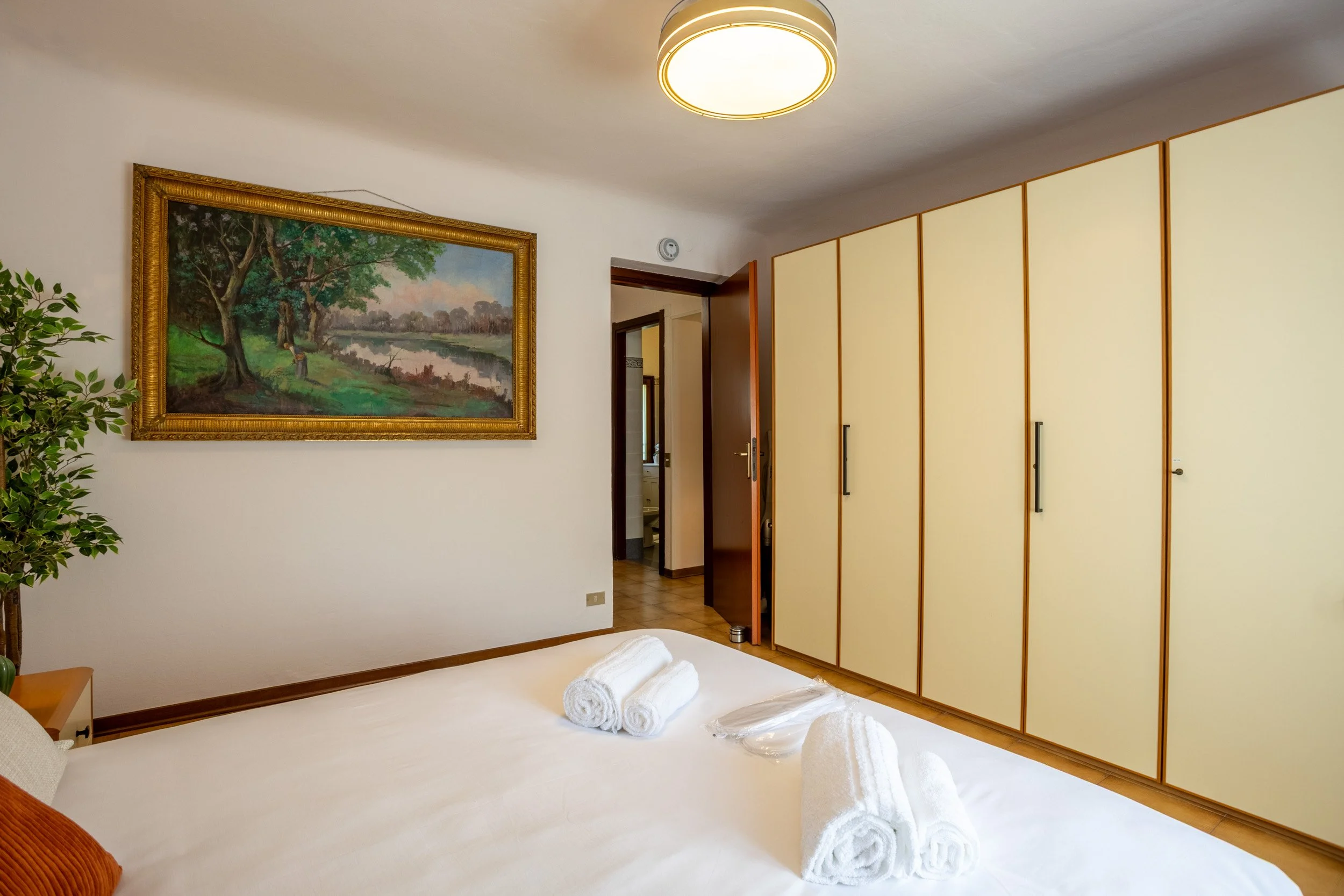servizio-immobiliare-camera-armadio-luminosa.jpg