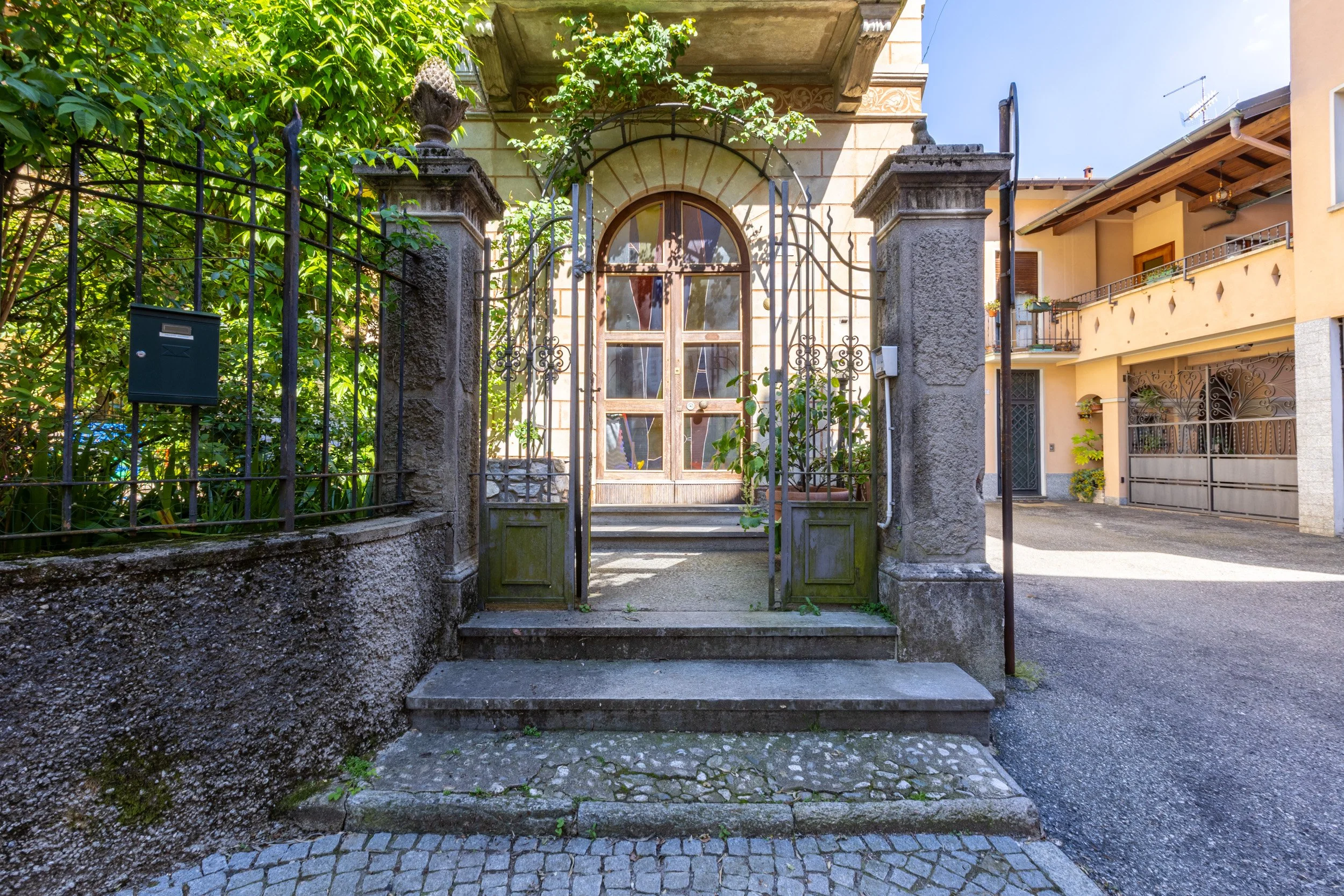 valorizzazione-esterni-ingresso-ferro-battuto.jpg