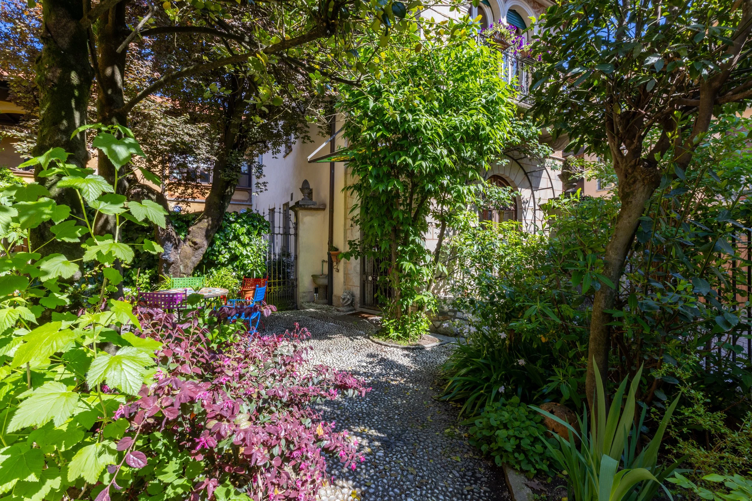 fotografo-immobili-angolo-verde-cortile-cuvio.jpg
