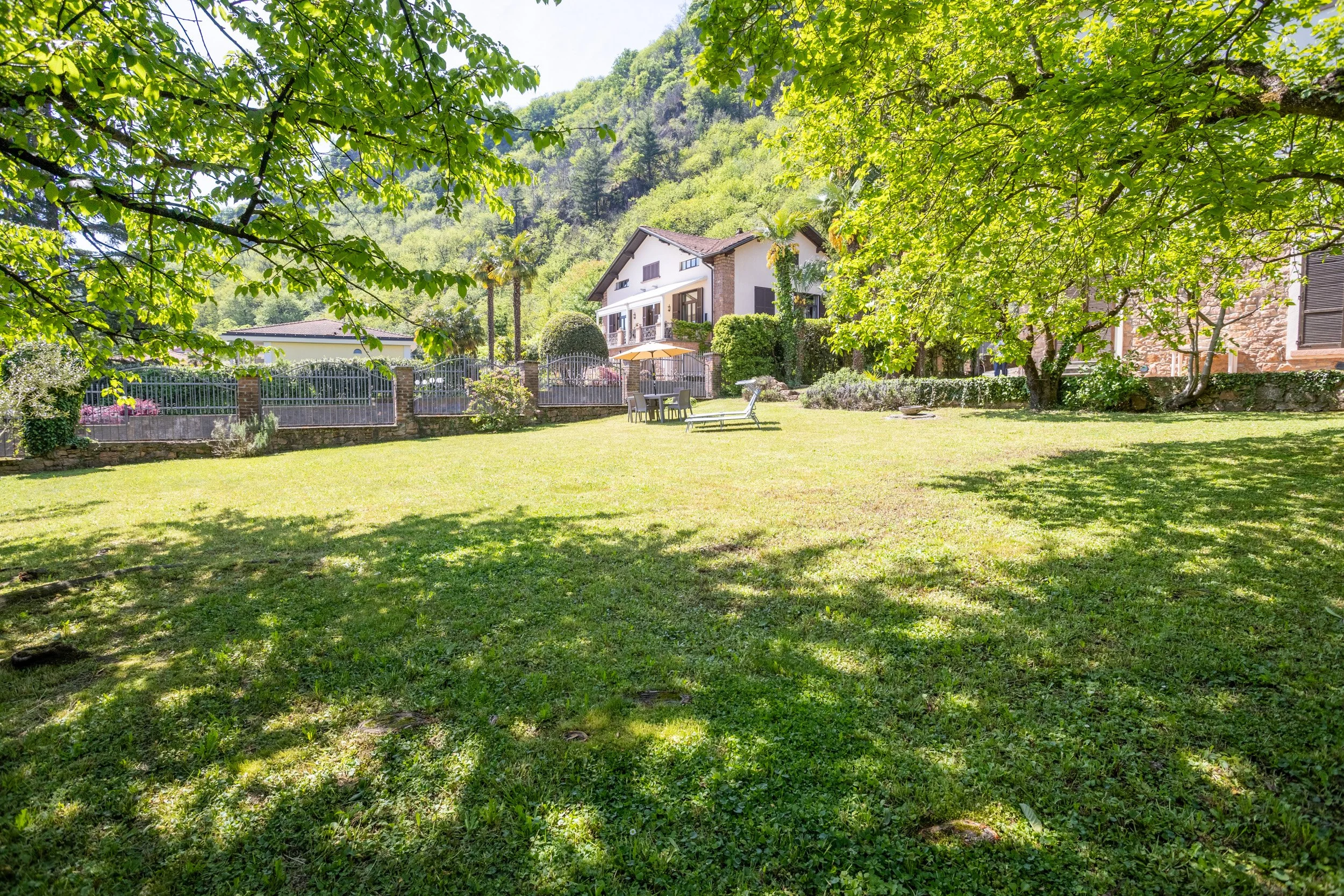 servizio-real-estate-facciata-villa-porto-ceresio.jpg
