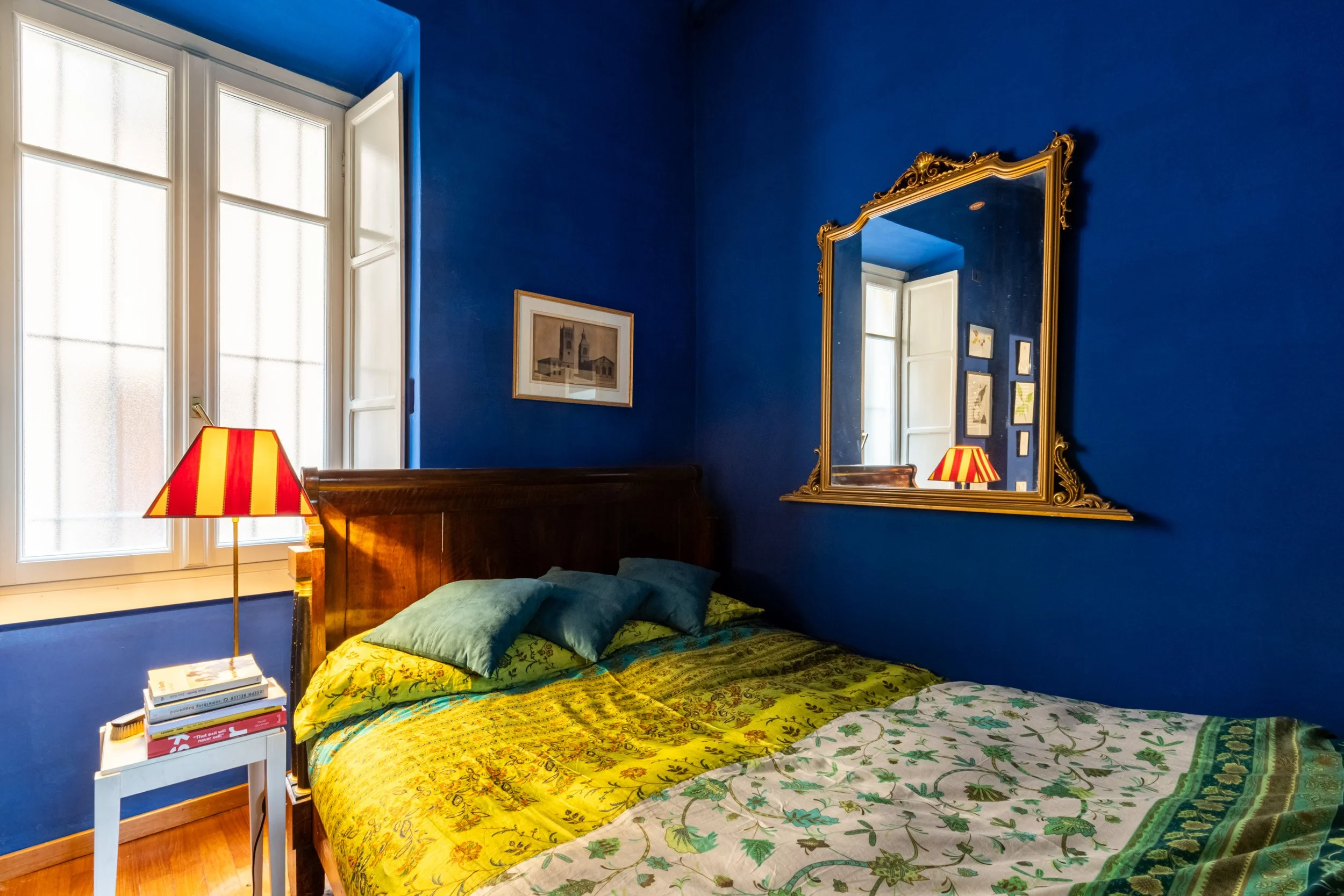 servizio-real-estate-camera-letto-pareti-blu.jpg