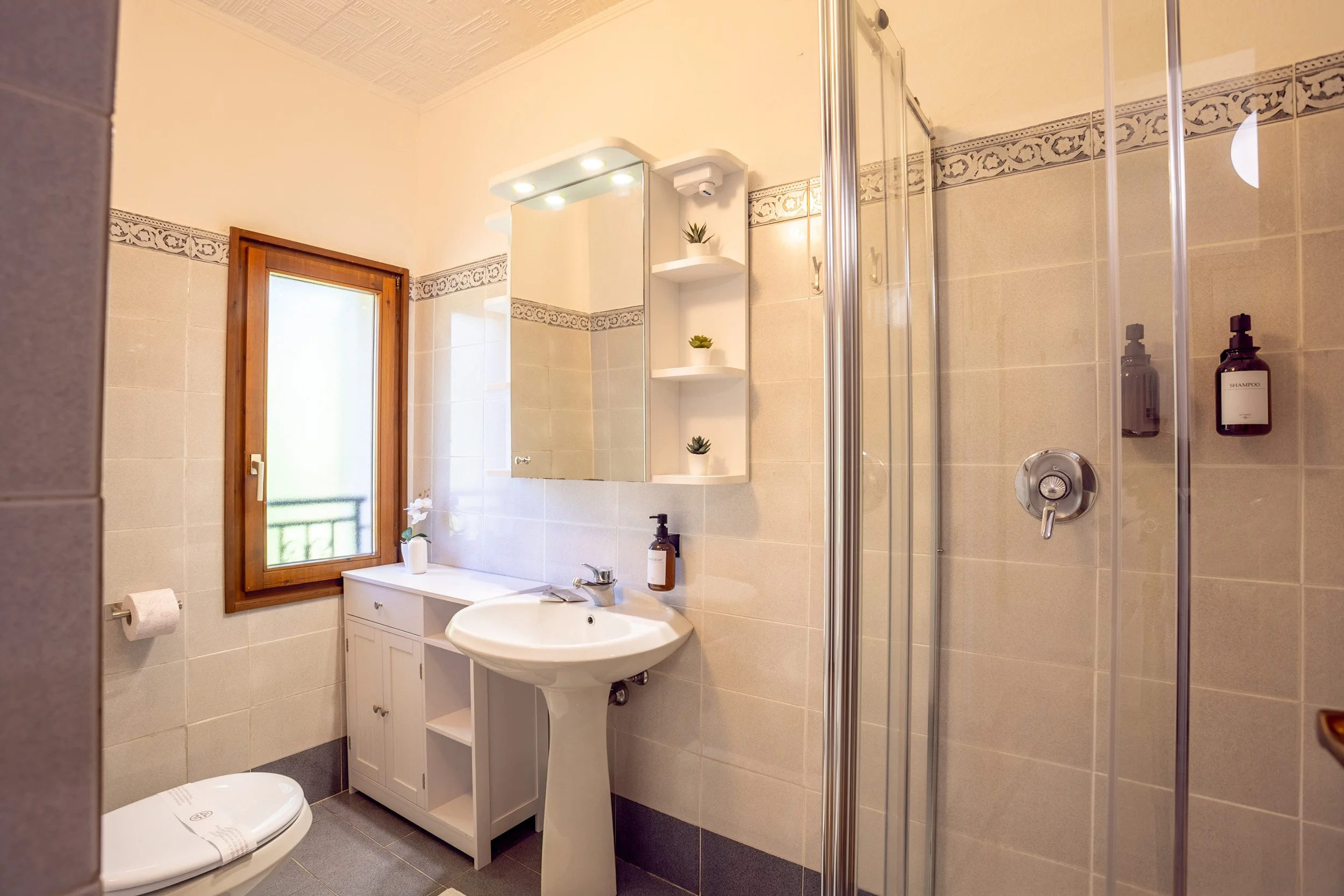 fotografia-interni-bagno-moderno-porto-ceresio.jpg