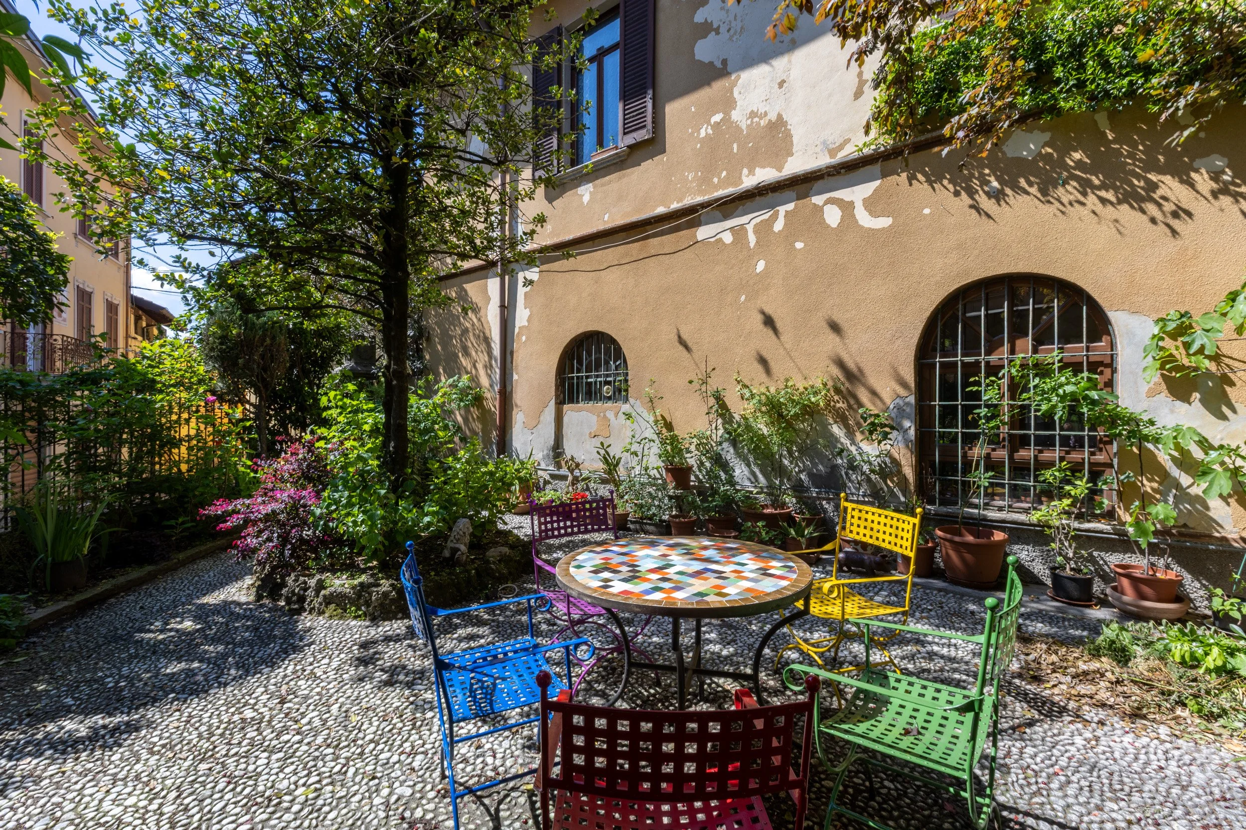 fotografia-esterni-cortile-arredo-colorato-cuvio.jpg