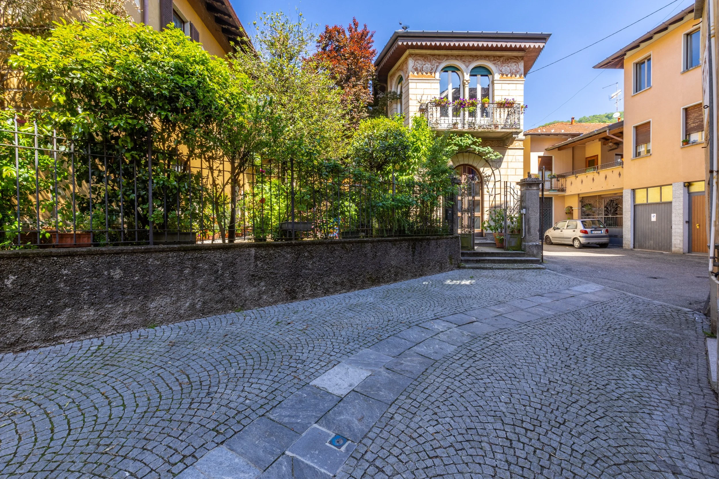 fotografia-architettura-esterni-edificio-storico-cuvio.jpg