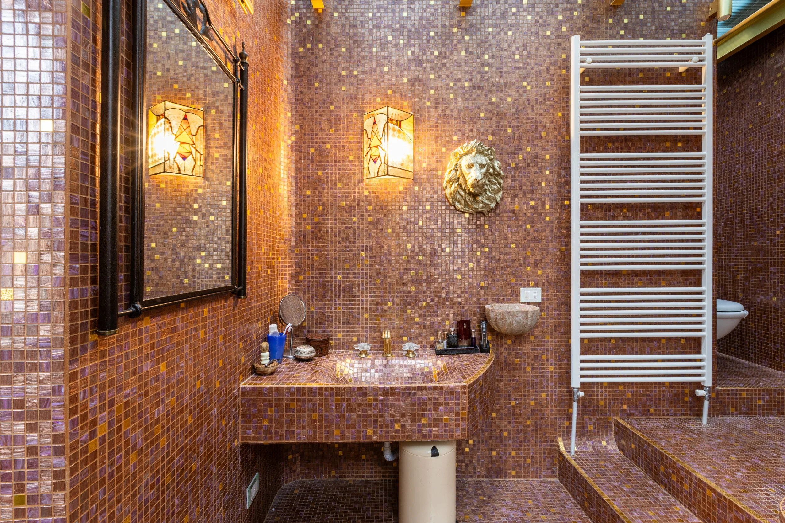 valorizzazione-immobiliare-bagno-mosaico-oro.jpg