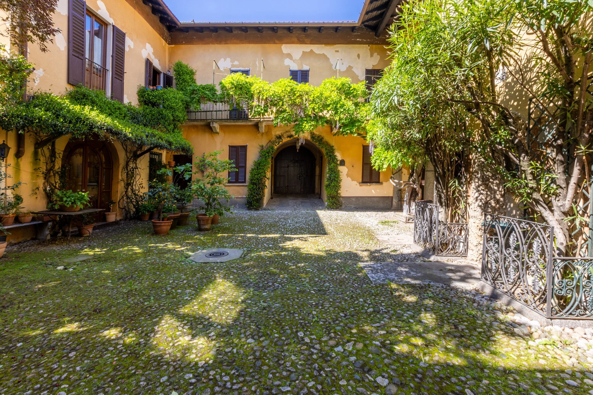 fotografia-esterni-cortile-storico-villa-cuvio.jpg