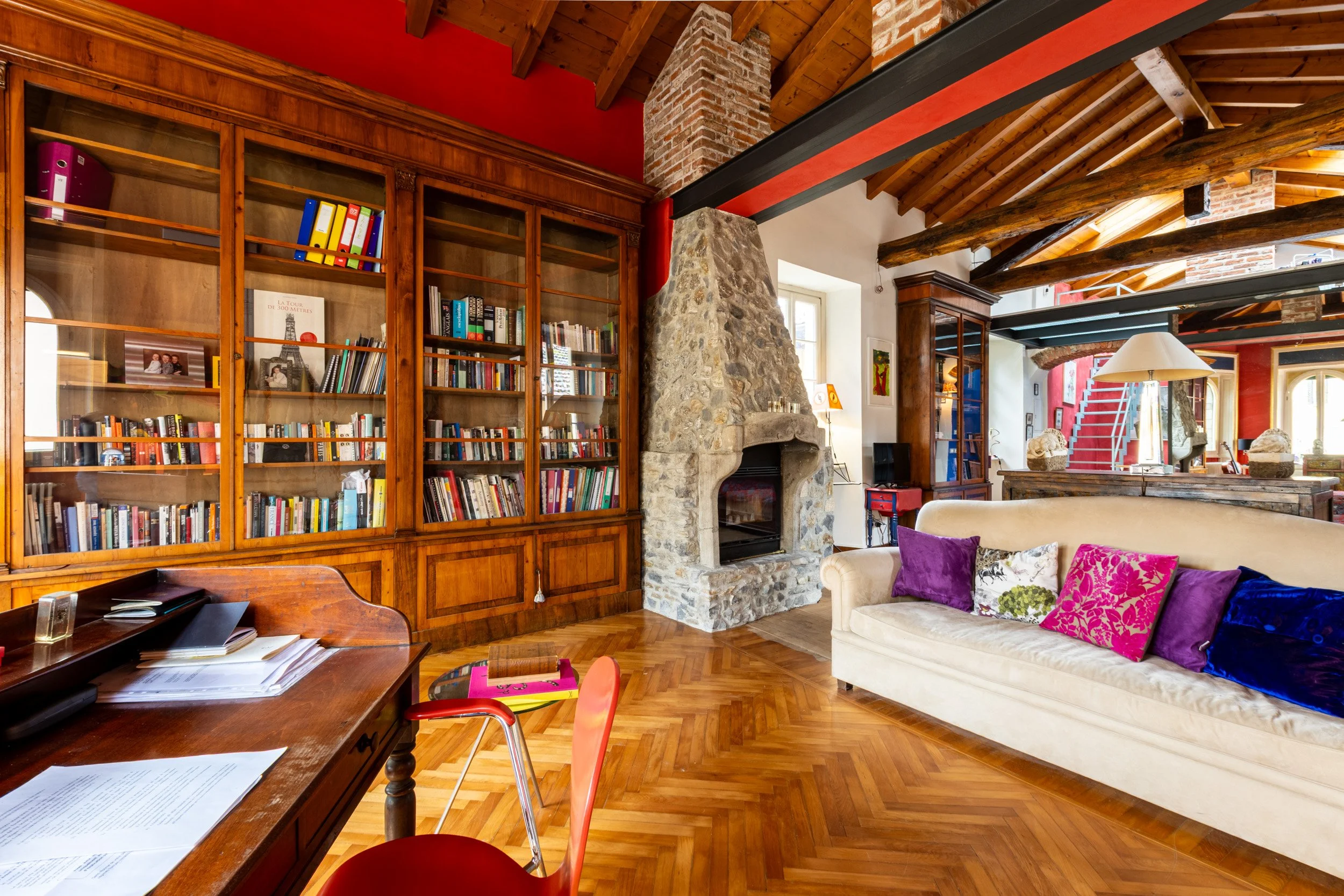 interni-immobiliari-zona-relax-soffitto-legno.jpg