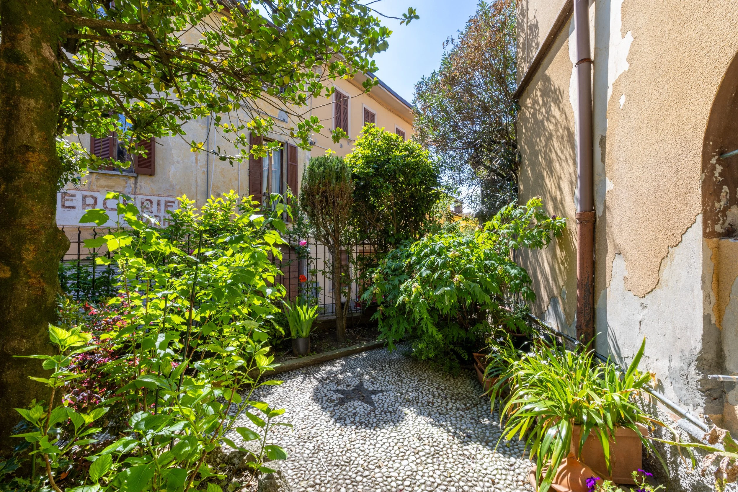 dettaglio-pavimento-ciottoli-stella-cortile-valcuvia.jpg