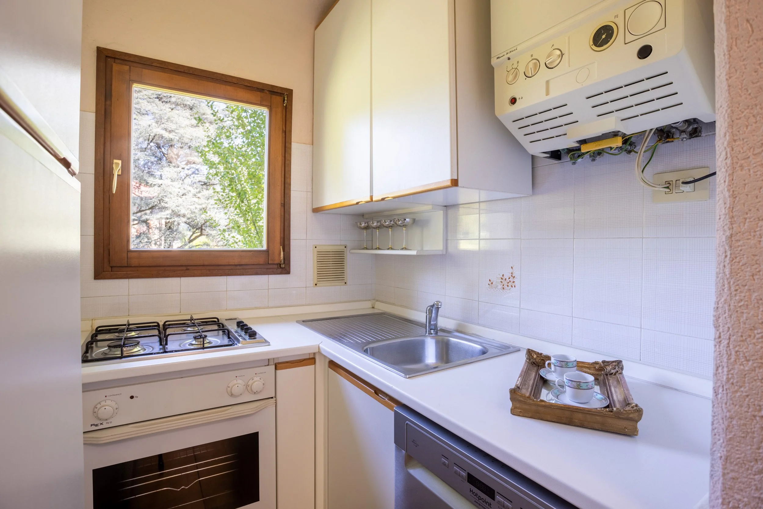 fotografia-real-estate-cucina-finestra-porto-ceresio.jpg