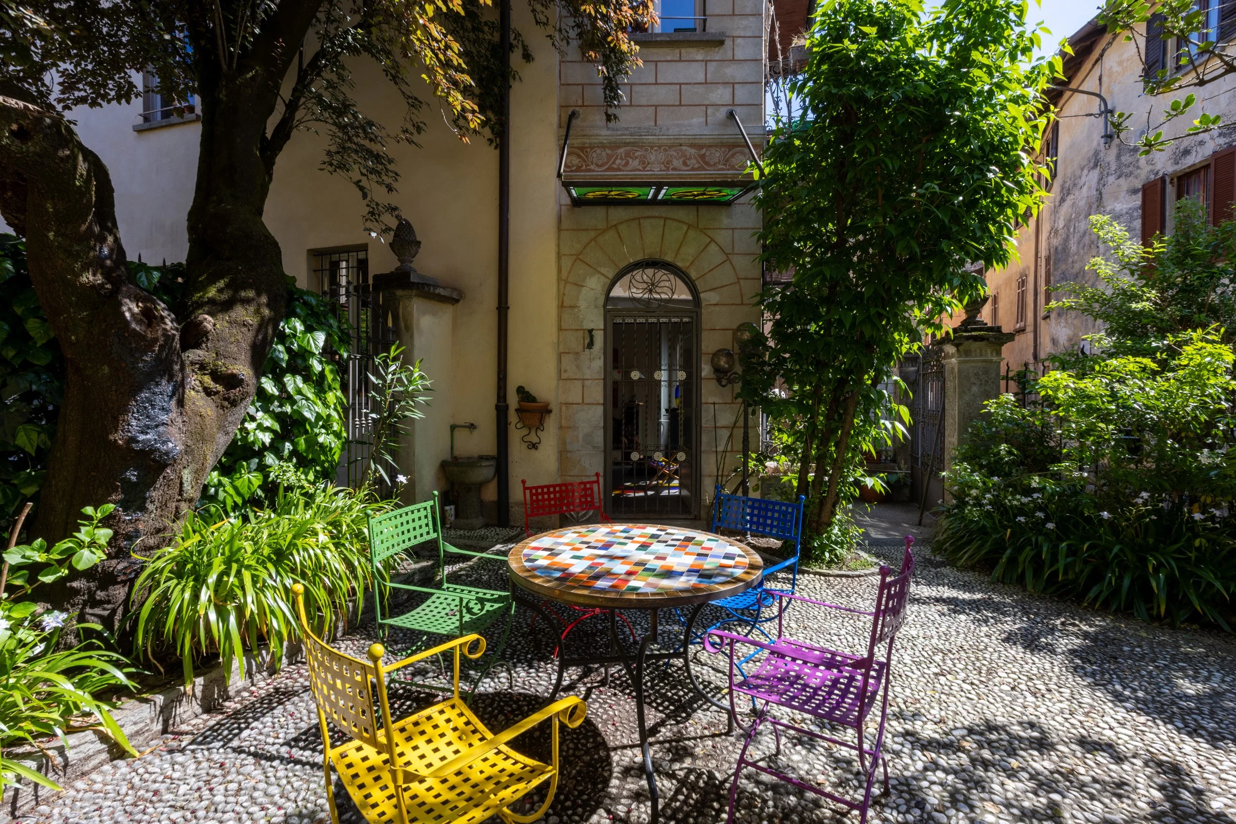 servizio-real-estate-giardino-sedie-colorate-varese.jpg