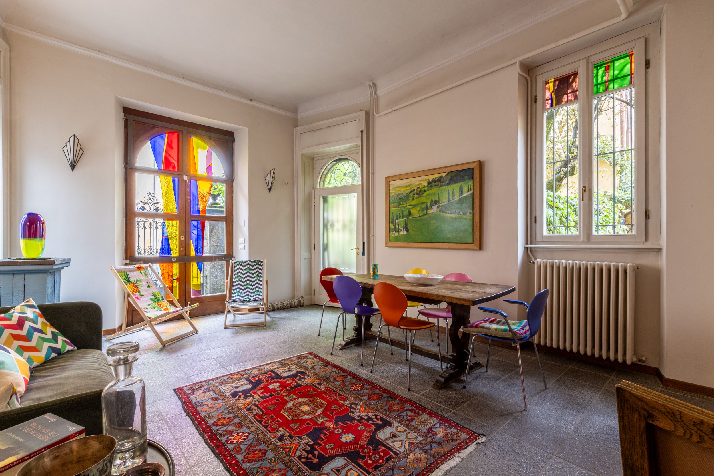 ingresso-luminoso-vetrate-colorate-cuvio.jpg