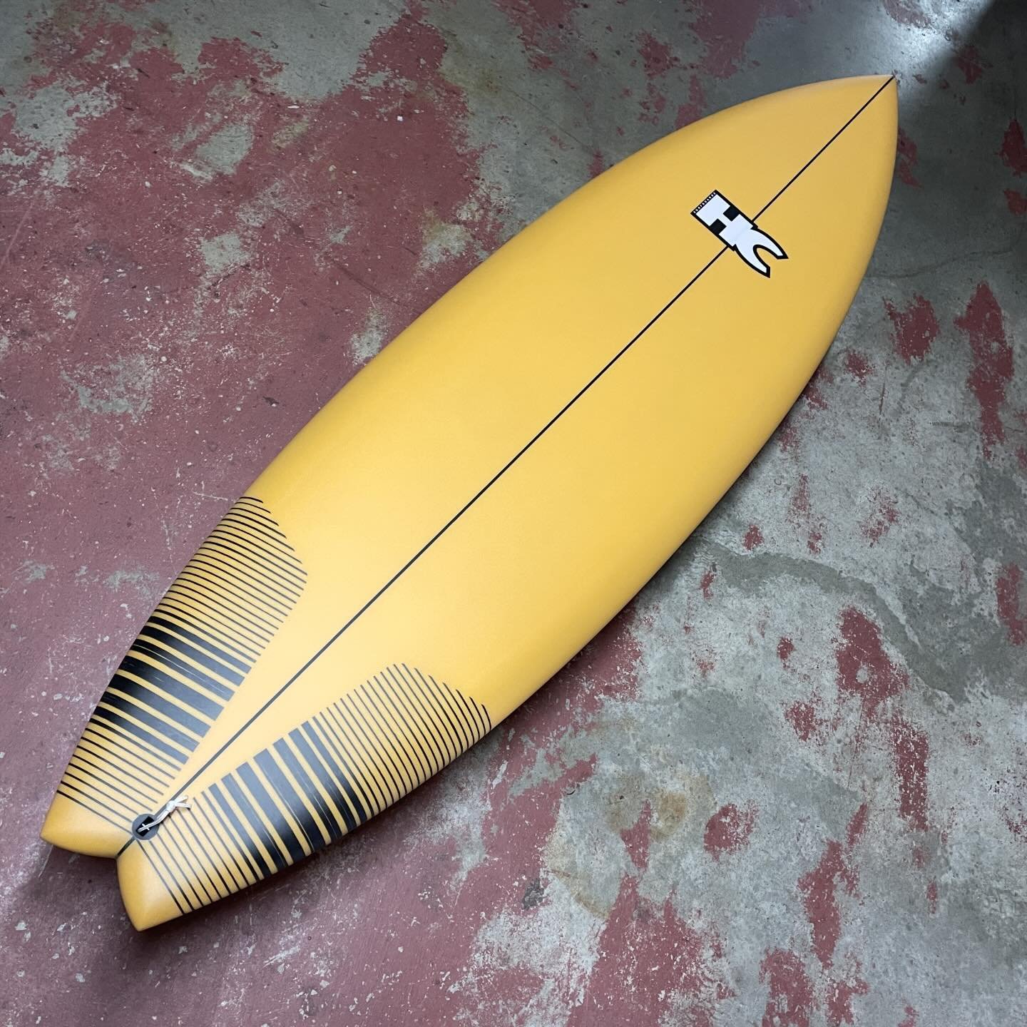 6&rsquo;3&rdquo; custom for @atysn_clothing 6&rsquo;3&rdquo; x 20 1/2&rdquo; x 2 5/8&rdquo; at 34 liters. This board has a flat deck to hold more volume and give a bigger sweet spot, with beveled down rails to give that connected feeling when in the 