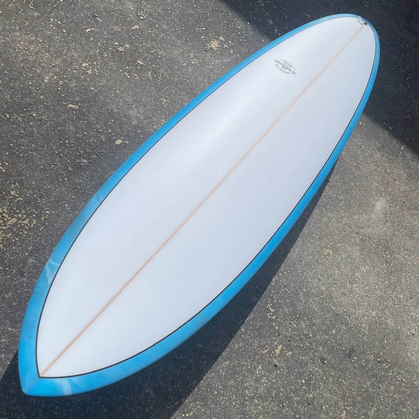 This was a Mid Xl we did for the shop as stock. It has a custom resin tint done by our old glasser @smashednun. @spraygunslinger finished the graphic off with a black and silver double pinline. We set it up with a 10&rdquo; box and futures sides, the