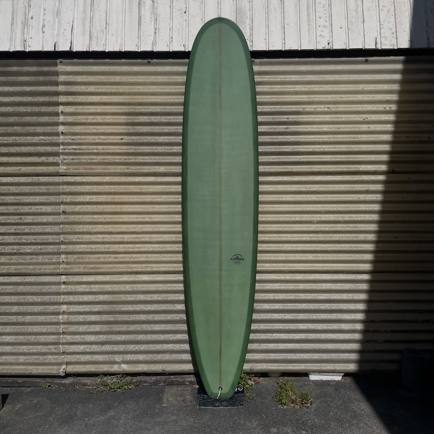 The Time Traveller features a deep single concave in the nose for when you&rsquo;re hanging your toes on the tip and also gives a nice flat entry for easy wave-entry. The middle and back half of the board has a performance bottom contour, with a doub