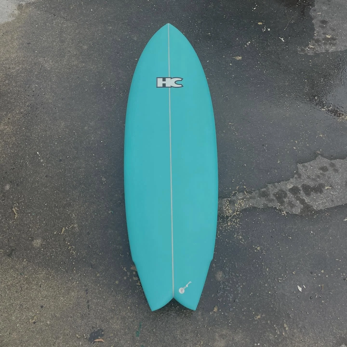 6&rsquo;0&rdquo; Snub V2 custom for Aaron. Surfing mainly around Bream Bay, we came up with the Snub V2 as his daily driver.
It might look like a fish, but it&rsquo;s a highly versatile board that handles anything from waist-high to overhead waves. T
