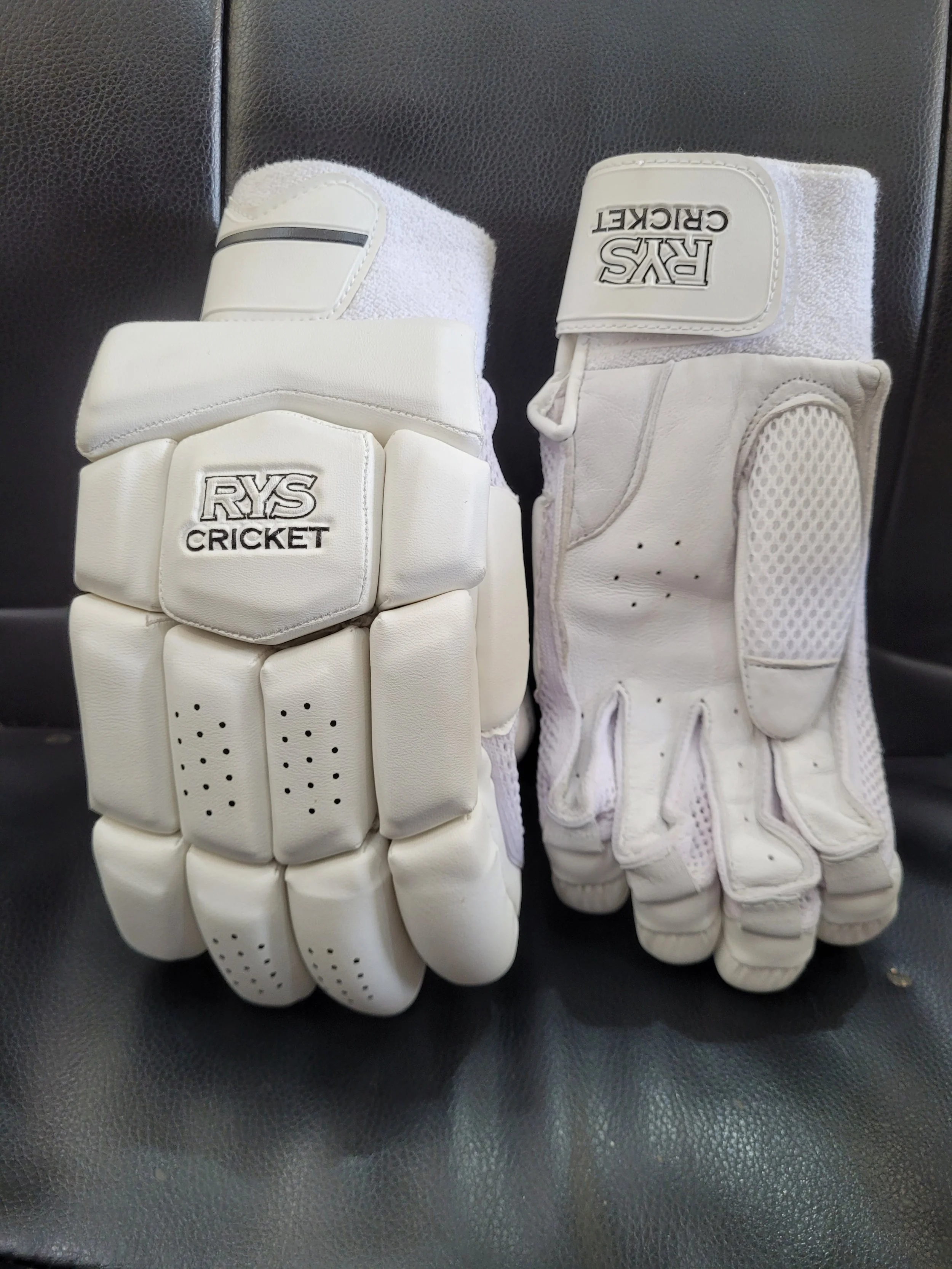 junior gloves 2026  2.jpg