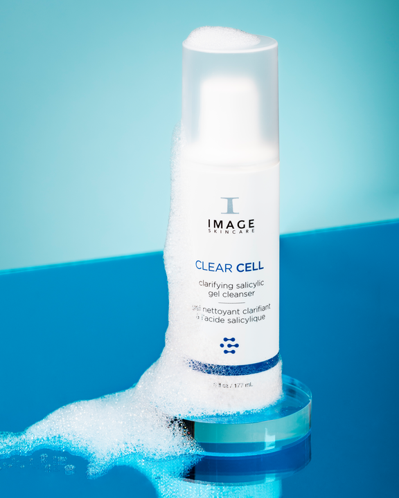 CLEAR-CELL-CLARIFYING-SALICYLIC-GEL-CLEANSER-LIFESTYLE-01-576x720-ddb2ba9a-6d1f-4496-930b-e7ba34f1b3ce.png