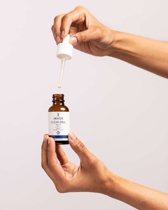 CLEAR-CELL-RESTORING-SERUM-LIFESTYLE-02-576x720-0e67d066-677e-4da7-975a-05baa760e959.png