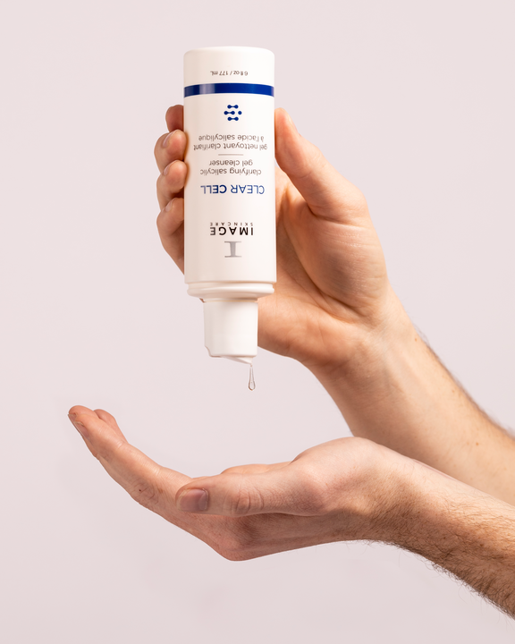 CLEAR-CELL-CLARIFYING-SALICYLIC-GEL-CLEANSER-LIFESTYLE-02-576x720-41bd7e83-b075-4aa4-bcb1-b35433539c9d.png