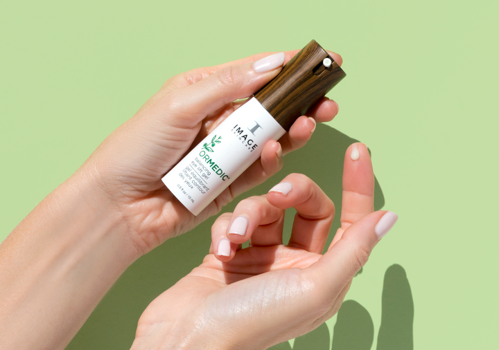 ORMEDIC-BALANCING-EYE-LIFT-GEL-LIFESTYLE-01-720x506-1afe2e91-40d2-4de7-9516-6499de1735d3.png