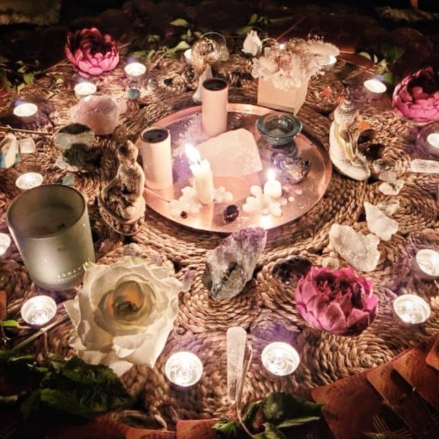 🟣 Our latest Moon Ceremony took place around the Aires New Moon. 🐏♈️
🟣 We grounded ourselves and connected during a time when many were feeling the upheavals of the energies of change. 🧘
🟣 With meditation, journaling, sharing, ritual and singing