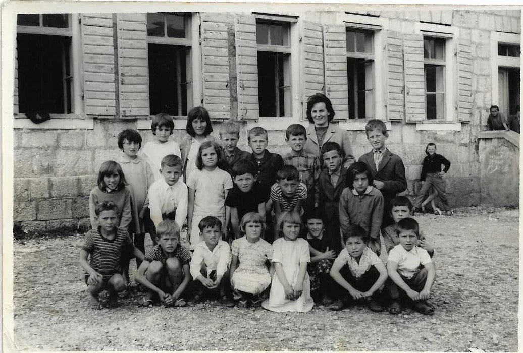 Učiteljica Marija Gudelj ispred škole u Slivnu