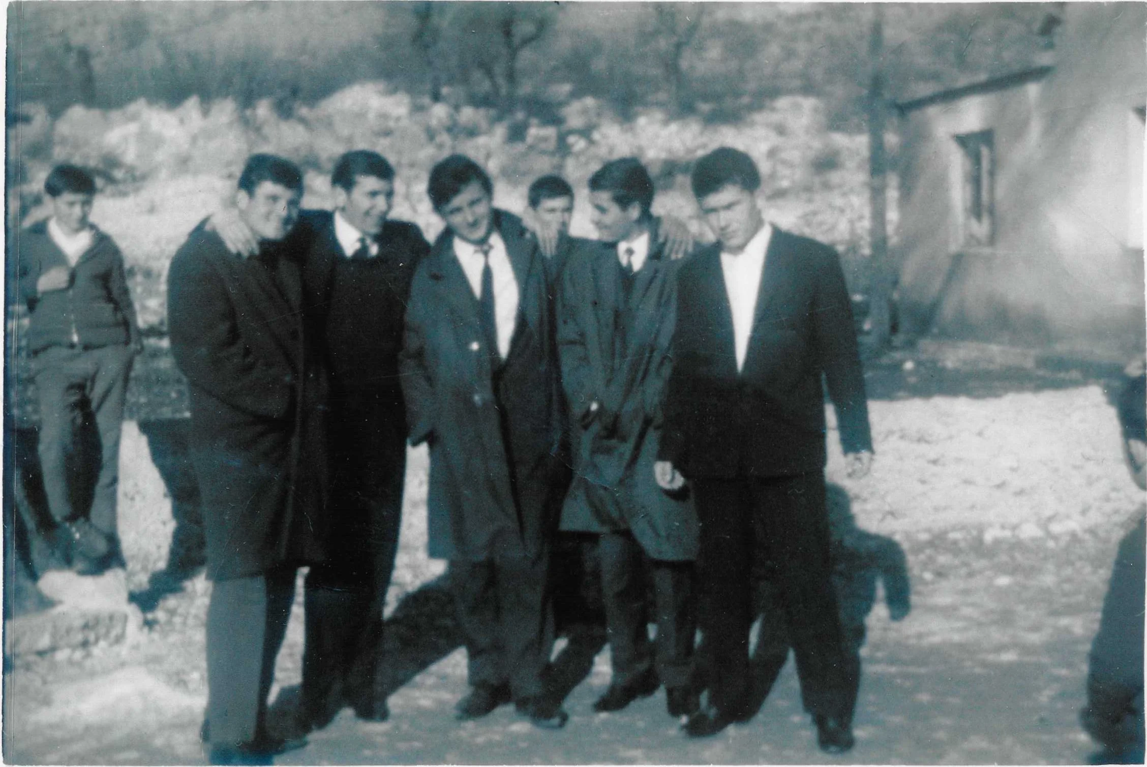 Slivanjski mladići kod Puljizove kuće - Ante Beran Prgomet, Mate Šimunović, Jozo Beran Prgomet, Miljenko Protrka Čarugić, Ivica Parlov