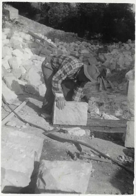 Bože Glibota izrađuje potporni zid u svetištu u Vepricu